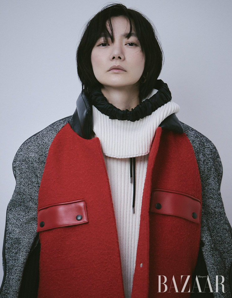 풀오버, 후드, 아우터는 모두 Louis Vuitton. 