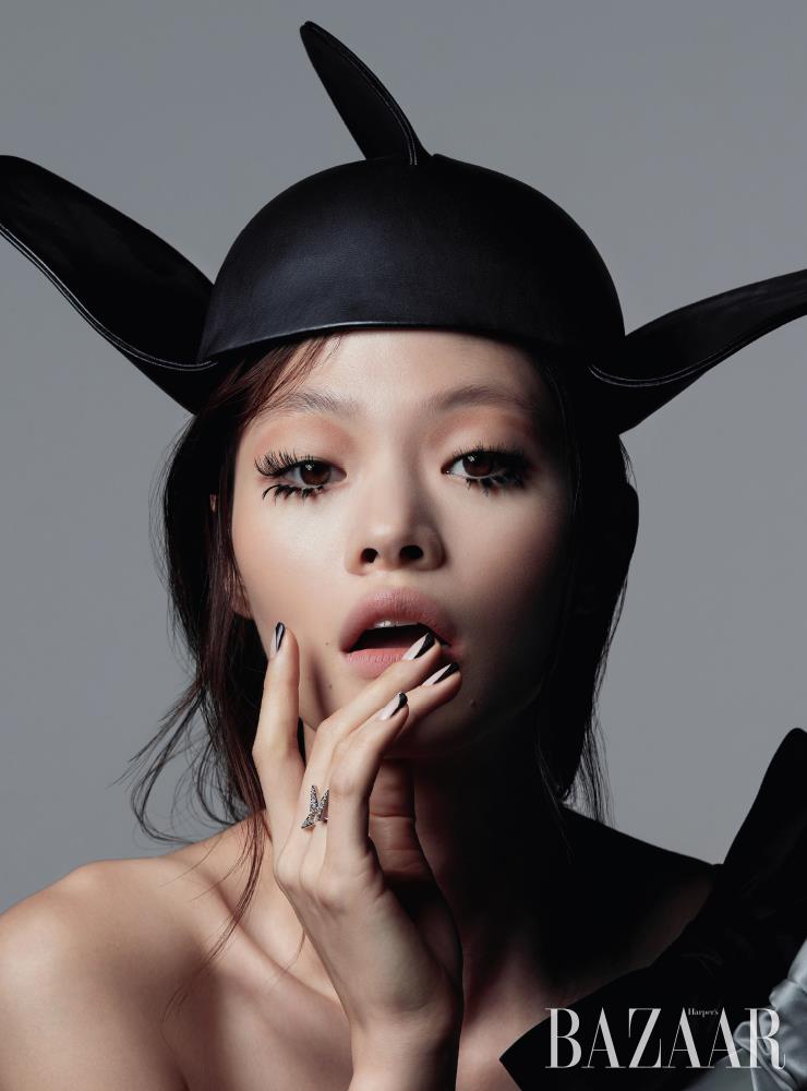 가죽 모자는 Loewe. 벨벳 드레스는 Polo Ralph Lauren. 별을 모티프로 한 ‘어브스트랙 스타 링’은 Tasaki. 
