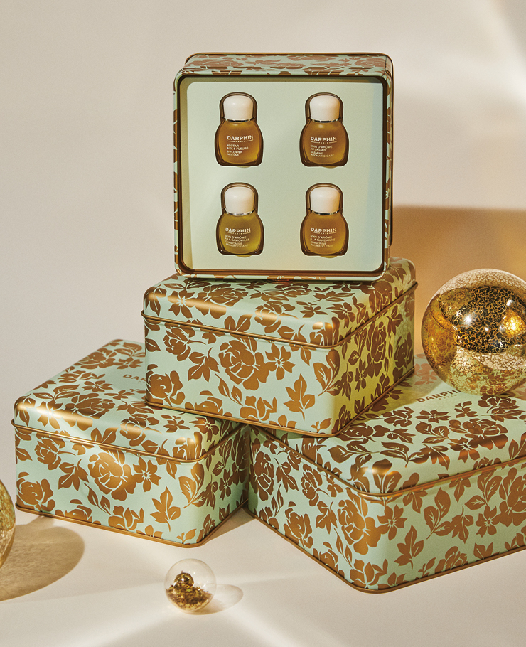 리바이탈라이징 보태니컬 인퓨전 4가지 에센셜 오일로 구성돼 그날 피부 컨디션에 따라 골라 사용할 수 있는 기프트 박스, 자스민 에센셜 오일 엘릭시르 4ml + 8-플라워 에센셜 오일 엘릭시르4ml + 카모마일 에센셜 오일 엘릭시르 4ml + 텐저린 에센셜 오일 엘릭시르 4ml 10만원대, 달팡.