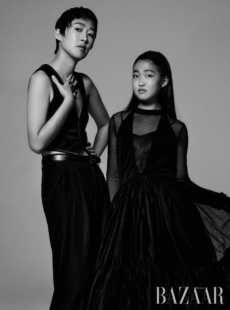 홍진경이 착용한 베스트, 팬츠, 벨트는 모두 Saint Laurent by Anthony Vaccarello.  반지는 모두 Portrait Report. 라엘이 착용한 메시 톱, 드레스는 Miu Miu.