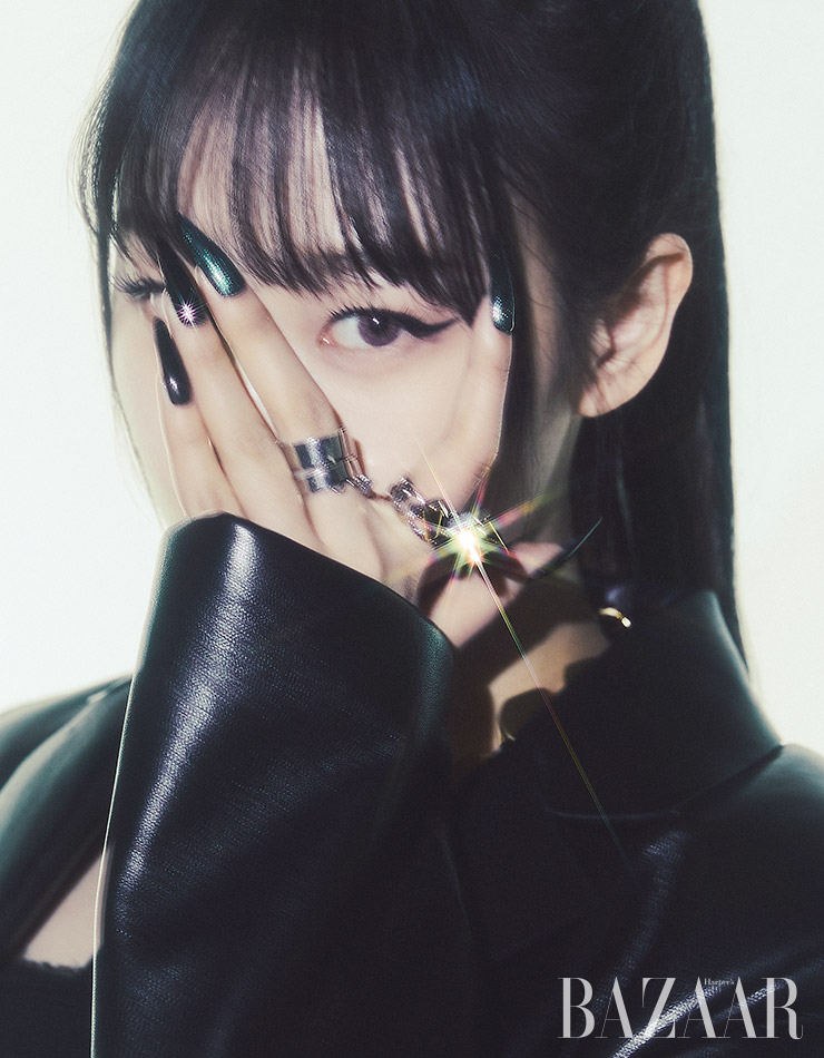레더 재킷, 이너로 입은 드레스, 검지에 착용한 반지, 중지에 착용한 반지, 볼드한 G체인 목걸이는 모두 Givenchy.
