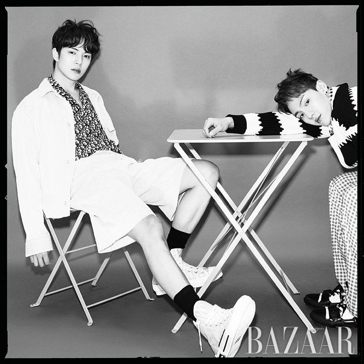 민혁재킷, 셔츠, 쇼츠, 목걸이, 반지, 스니커즈는 모두 Dior Men. 양말은 스타일리스트 소장품.셔누니트, 셔츠, 팬츠, 슈즈는 모두 Burberry. 