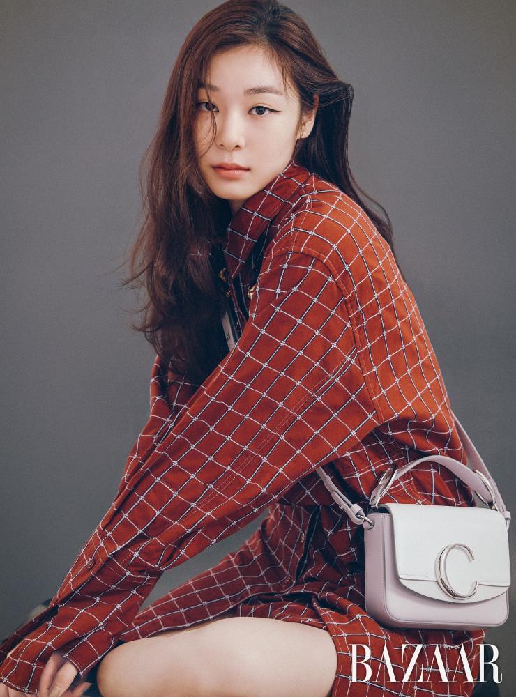 체크 셔츠 드레스, ‘Chloe C Yunakim Edition’ 미니 백, 하프 삭스 부츠는 모두 Chloe. 