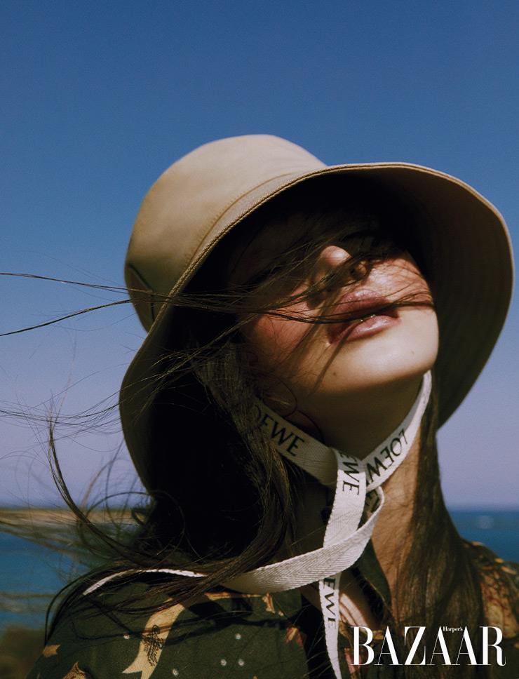로고 프린트의 리본 장식이 달린 피셔맨 햇, 톱은 Loewe.