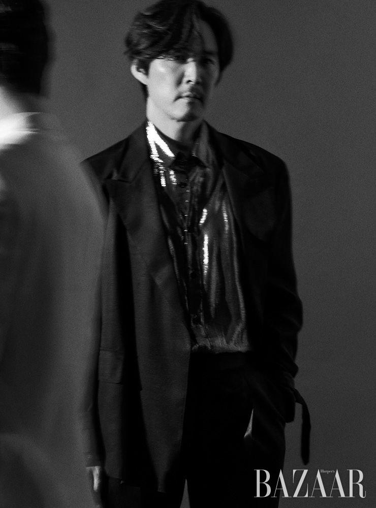 수트는 Dunhill. 셔츠는 Kimseoryong.