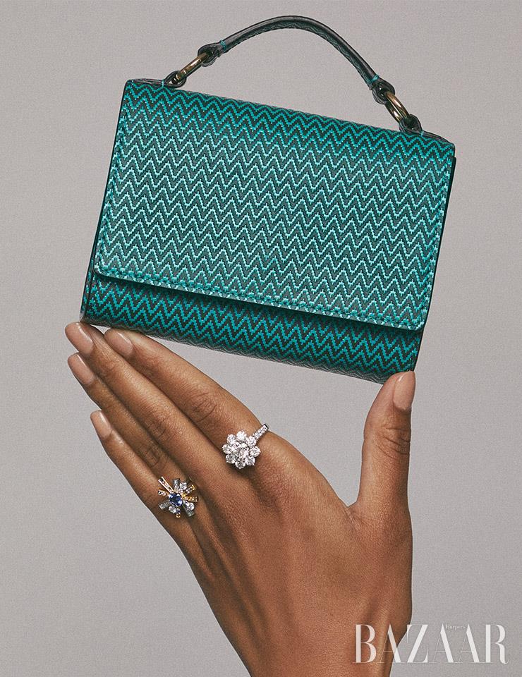 지그재그 패턴의 플랩 백은 가격 미정 Missoni. 칵테일 반지는 모두 가격 미정 Harry Winston.