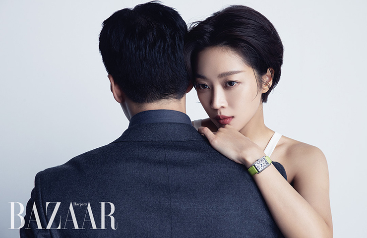 조보아가 착용한 베젤에 다이아몬드 46피스가 세팅된 ‘돌체 비타’ 워치는 4백40만원 Longines. 슬리브리스 톱, 드레스는 Sportmax.