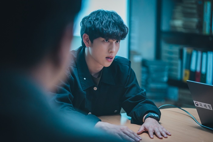 국세청 조세5국 팀장 황동주 역을 맡은 임시완 / 웨이브