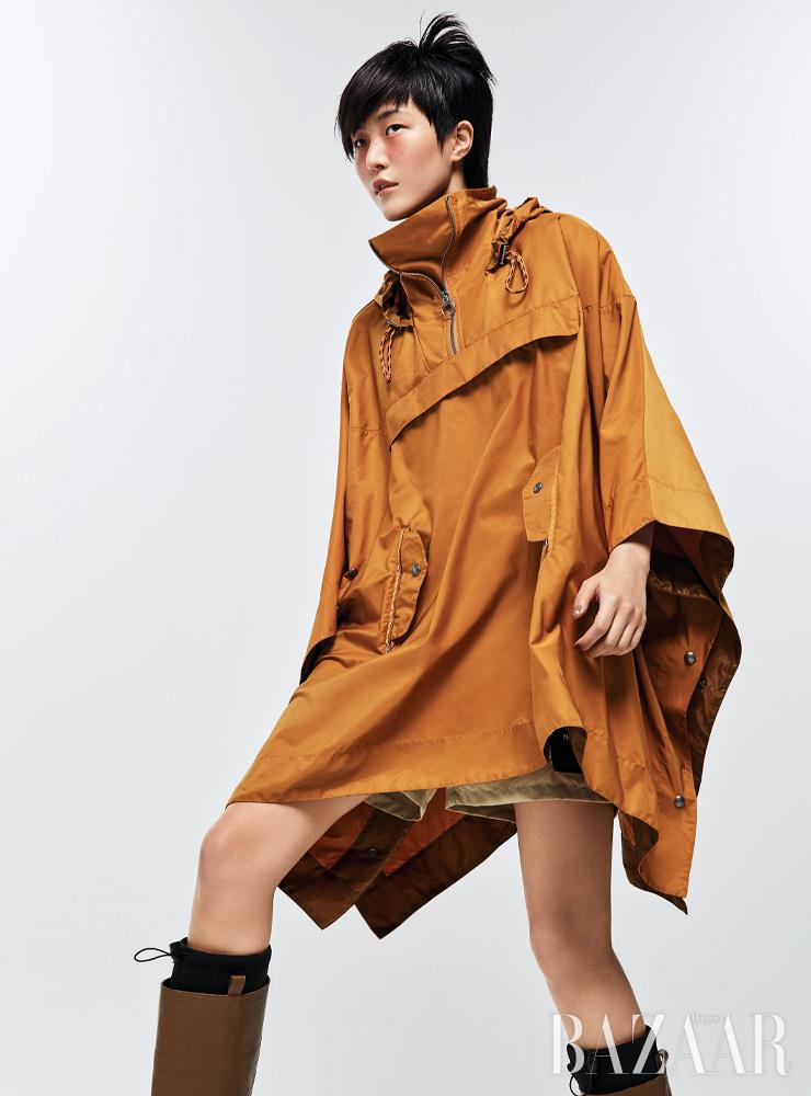 판초는 40만원대 Polo Ralph Lauren. 쇼츠는 7만원대 The North Face. 롱 부츠는 Arket.