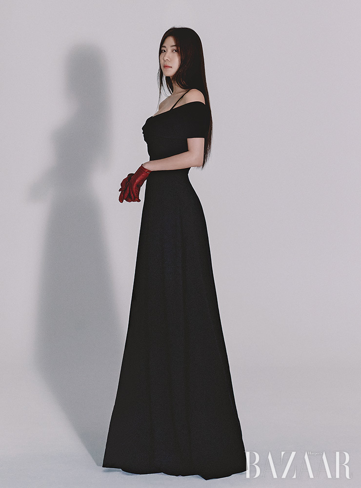 드레스는 Giambattista Valli. 장갑은 Miu Miu.