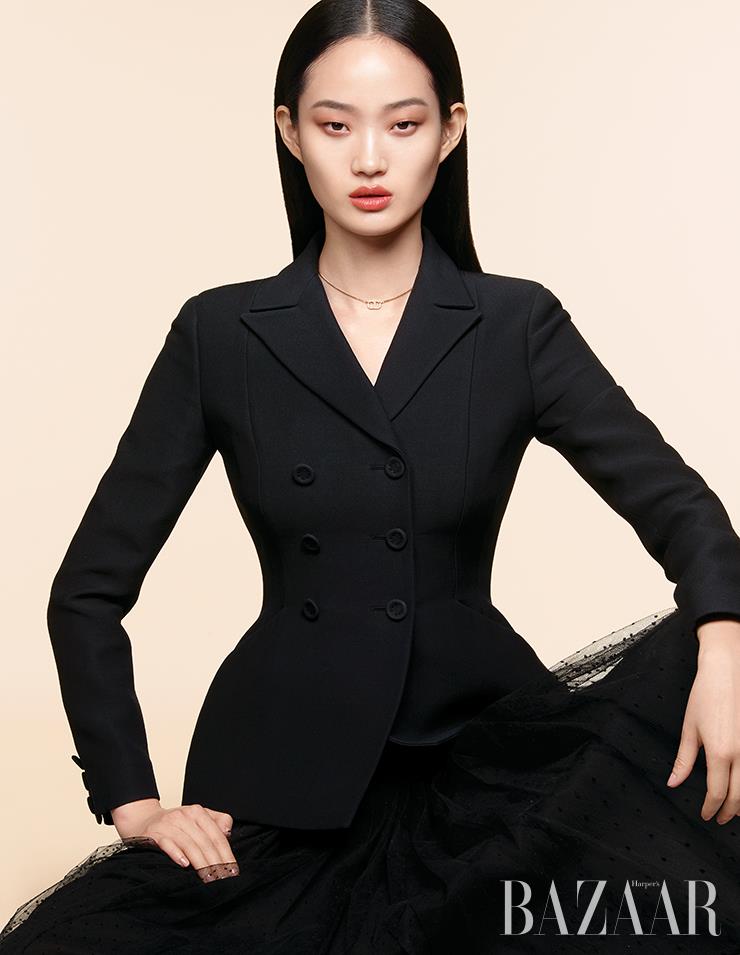 바 재킷, 튤 스커트, 목걸이는 모두 Dior.