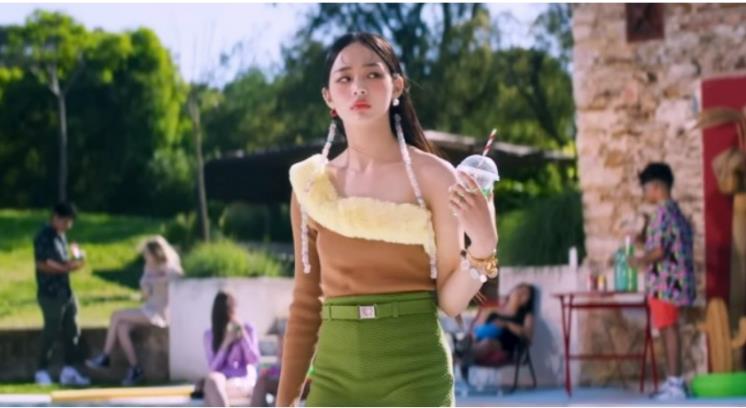 MV <HYPE BOY> 캡쳐