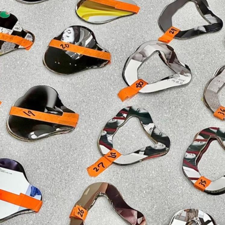 레이저 커팅으로 곡선까지 균일하게 커팅 된 매거진.