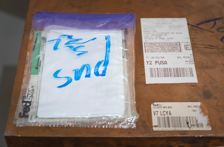 월리드 베시티, <24인치 구리 (페덱스 대형 크래프트 박스 ⓒ2005 FEDEX 330510), International Priority, Los Angeles-Ecatepec trk#793425792928, April 8-9, 2010, International Priority, Mexico City-London trk#857840146641, Oct 13-15, 2010, International Priority, London-Busan, trck#138787127040, April 20-29, 2021>, 2021, 광택 있는 구리, 페덱스 배송조회 송장, 배송라벨, 61x61x61cm, Zabludowicz Collection 소장. 