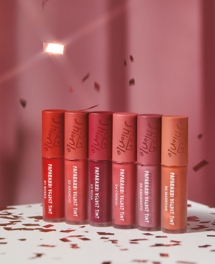 파파라치 벨벳 틴트 단 한 번의 터치로 선명한 발색과 완벽한 밀착력을 제공하는 벨벳 텍스처 립 틴트. (왼쪽부터) 장미 레드 컬러 #01 로소, 오렌지 레드 컬러 #02 아란치오, 핫 핑크 컬러 #03 로사, 코랄 로즈 컬러 #04 크레이지, 브릭 레드 컬러 #05 아마란토, 오렌지 브라운 컬러 #06 마로네. 모두4.5g 1만2천원, 션리.