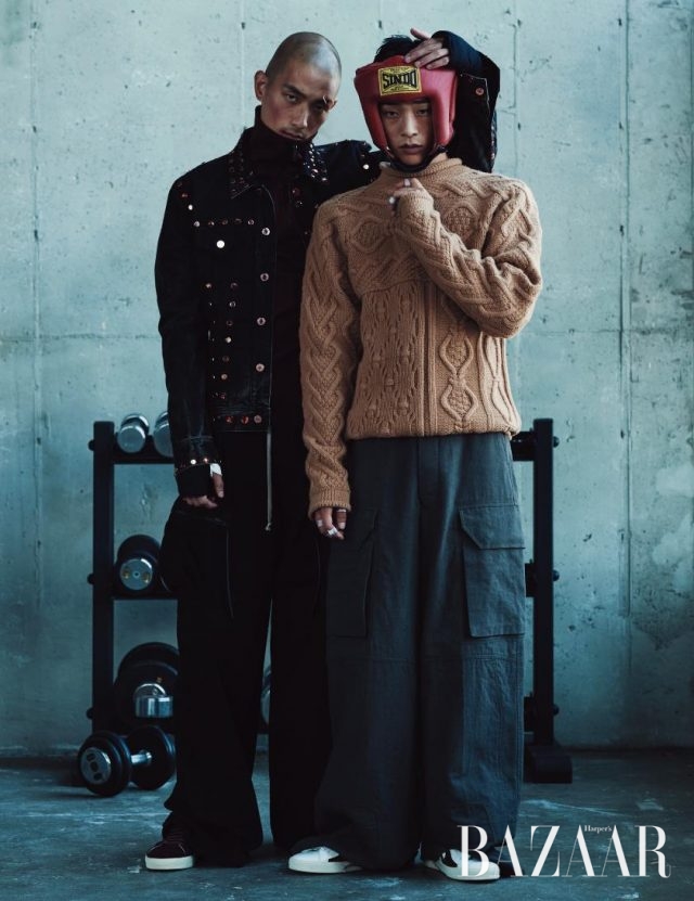 (왼쪽부터) 주얼 장식의 데님 재킷은 Givenchy by Riccardo Tisci, 저지 소재의 집업 재킷은 Burberry, 카고 팬츠는 Rick Owens, 스니커즈는 60만원대로 Saint Laurent 제품. 케이블 니트는 Hermès, 와이드 카고 팬츠는 Rick Owens, 패치워크 디테일의 스니커즈는 60만원대로 Saint Laurent 제품.