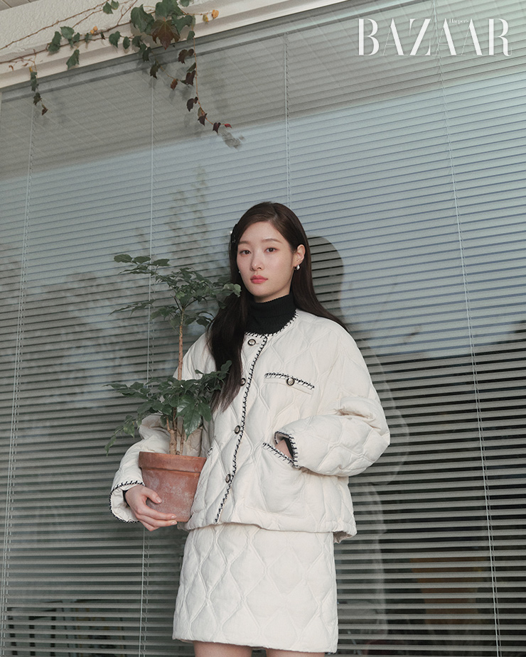  퀼팅 덕다운 점퍼는 47만9천원, 터틀넥 베이식 풀오버는 9만9천원, 퀼팅 덕다운 스커트는 23만9천원 모두 On&On.
