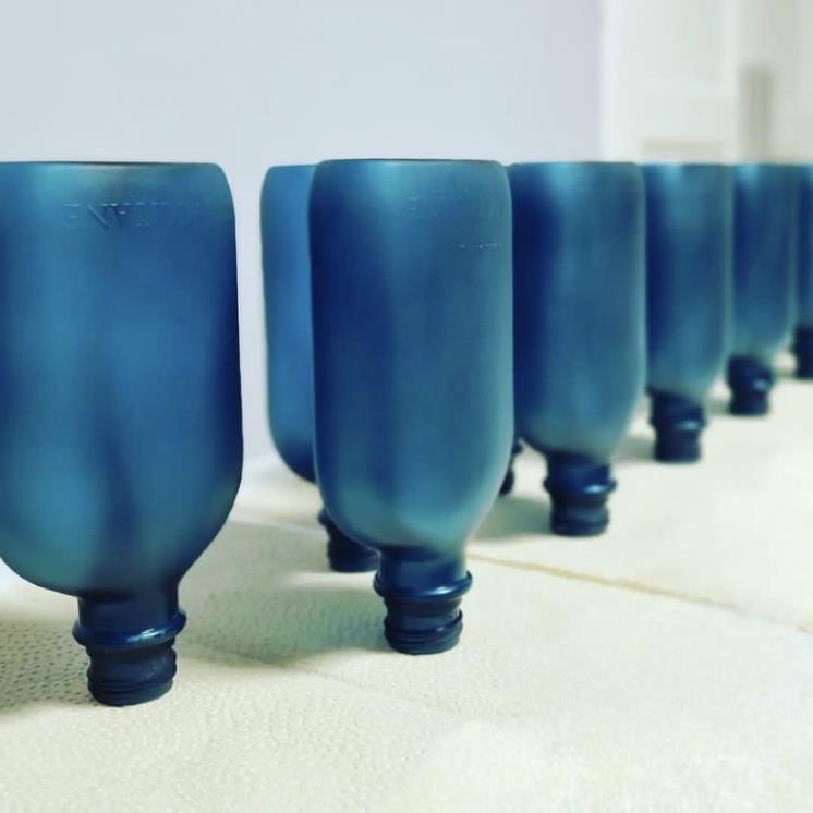 부드러운 느낌을 내기 위해 샌딩과 코팅 작업을 거쳤다.