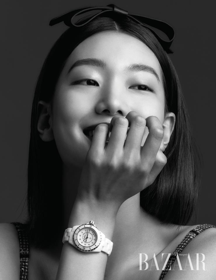 배우 이호정이 착용한 샤넬의 ‘J12 WHITE’와 ‘J12 BLACK’ 워치.