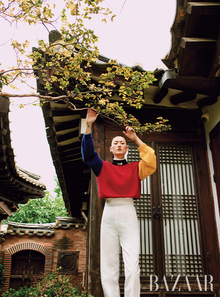 스웨터, 팬츠, 레더 초커는 모두 Hermes.