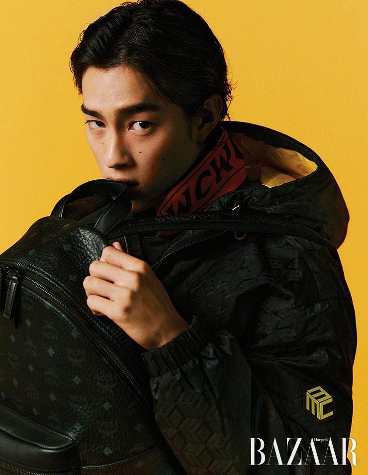 점퍼, 피케 로고 폴로 셔츠, ‘비세토스 스타크’ 백팩은 모두 MCM.
