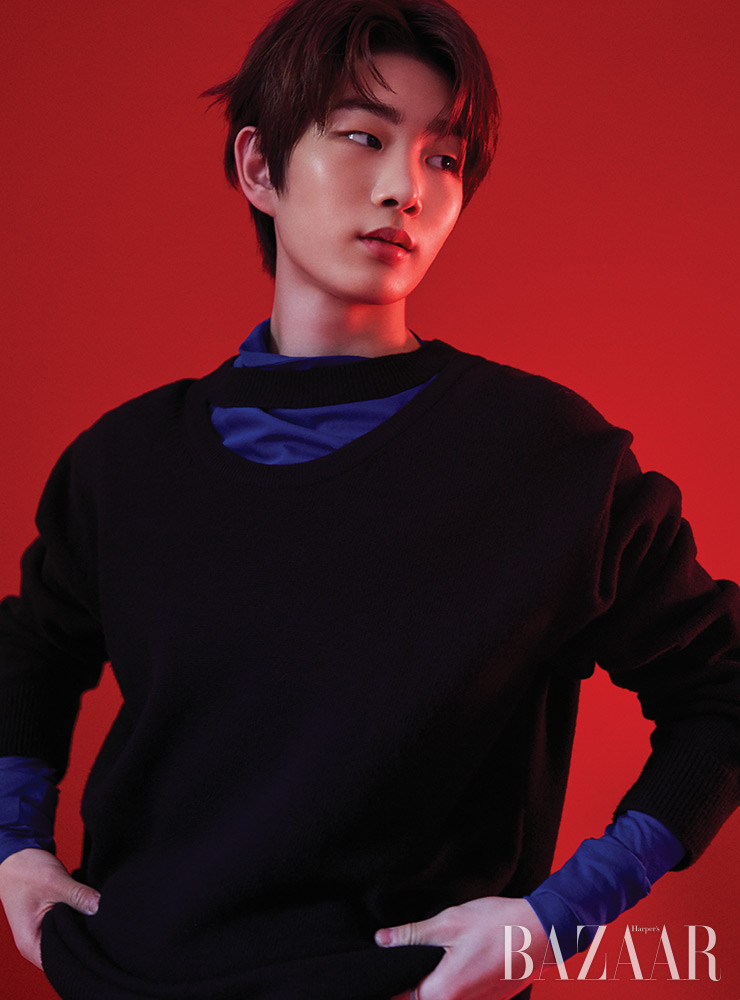 창욱이 입은 시스루 터틀넥은 Wooyoungmi. 슬릿 니트는 System Homme. 