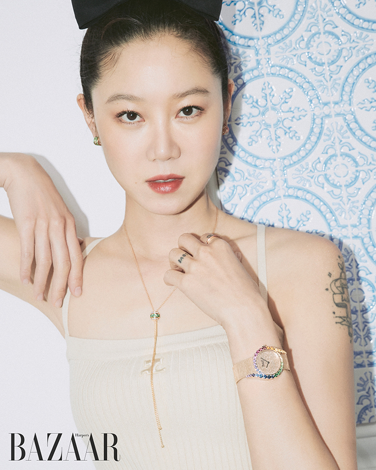 오른쪽 귀에 착용한 에메랄드 ‘포제션’ 싱글 이어링, 왼쪽 귀에 착용한 루비 ‘포제션’ 싱글 이어링, 에메랄드와 다이아몬드를 세팅한 ‘포제션 펜던트’ 네크리스, 18K 핑크 골드에 루비가 세팅된 ‘포제션’ 링, 18K 핑크 골드에 컬러 젬스톤을 장식한 ‘라임라이트 갈라 레인보우’ 워치는 모두 Piaget. 슬리브리스 톱은 Courrèges by BOONTHESHOP. 헤어핀은 Sophie buhai by 10 Corso Como.
