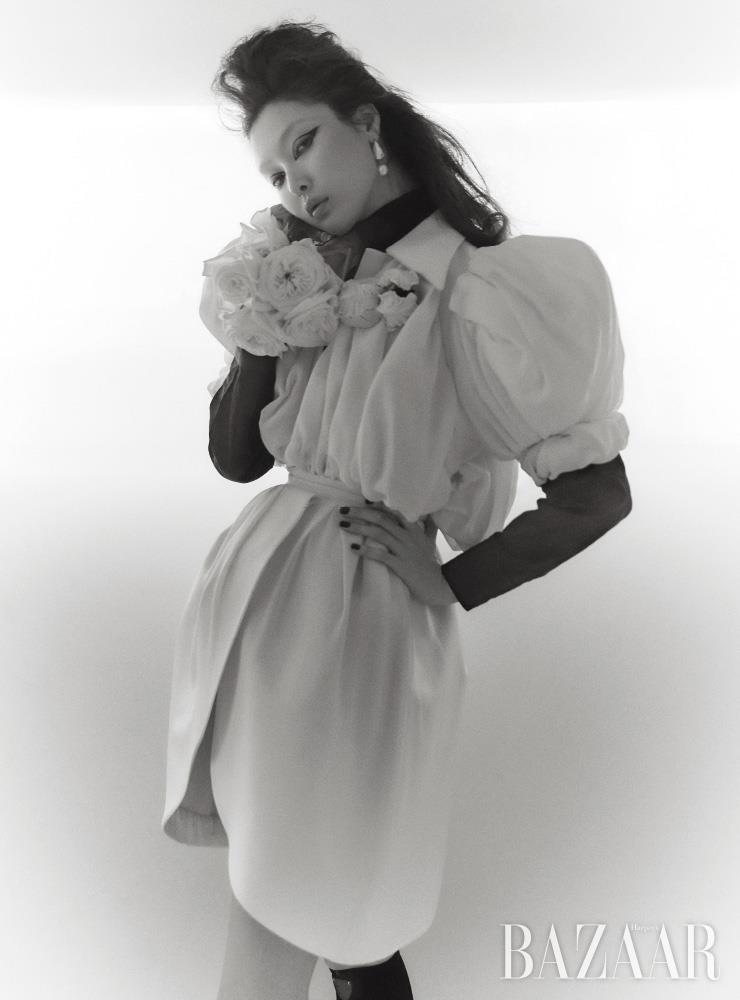 드레스는 Louis Vuitton. 이너로 입은 터틀넥은 Prada. 귀고리는 Alighieri by Mue.