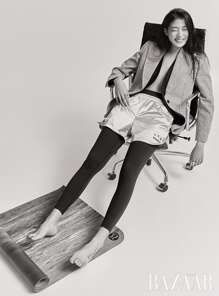 (Top) 재킷, 베스트는 Louis Vuitton. 왼손 검지에 낀 반지는 Givenchy. 엄지에 낀 반지, 오른손 검지에 착용한 반지, 약지에 낀 반지는 모두 Portrait Report. (Bottom) 러닝 쇼츠는 4만9천원 Asics. 레깅스는 8만9천원 Under Armour. 요가 매트는 Lulu Lemon.