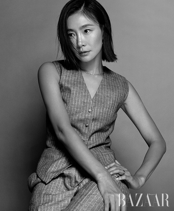 베스트, 팬츠는 Ermanno Scervino. 목걸이는 Engbrox. 귀고리는 Tatiana Jewelry.