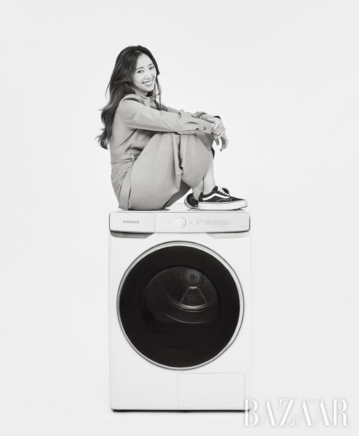  세탁과 건조를 하나의 솔루션으로, 두 완벽함이 하나가 된 삼성 그랑데AI. 삼성 그랑데 건조기AI는 1백79만9천~1백99만9천원(16kg).전혜진이 입은 점프수트는 Lvir. 스니커즈는 Vans. 반지는 Monica Vinader.