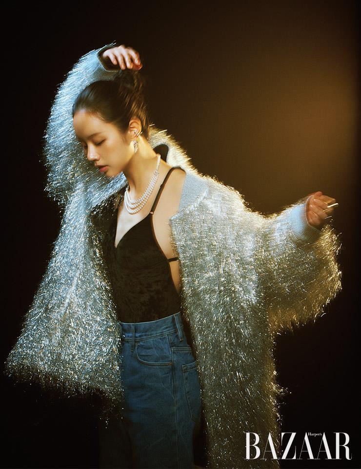‘코멧 플러스 네오 다이아몬드 파베’ 이어커프는 4백만원대, 별 모티프 아래로 다이아몬드 프린지가 세팅된 ‘코멧 플러스 다이아몬드 파베’ 이어링은 8백만원대, 별 모티프 아래 아코야 진주가 3줄로 세팅된 ‘코멧 플러스 다이아몬드 파베’ 네크리스는 1천6백만원대, 왼손에 끼워진 ‘코멧 플러스 다이아몬드 파베’ 링은 1천1백만원대 모두 TASAKI. 재킷, 데님 쇼츠는 Dries Van Noten. 이너 톱은 스타일리스트 소장품.
