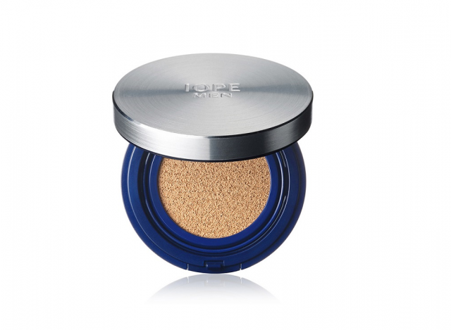 Iope Men 에어쿠션. 남성 전용 쿠션으로 잡티 보정 기능이 뛰어나고 번들거리지 않는다. 덧바르는 자외선 차단제로도 좋다.