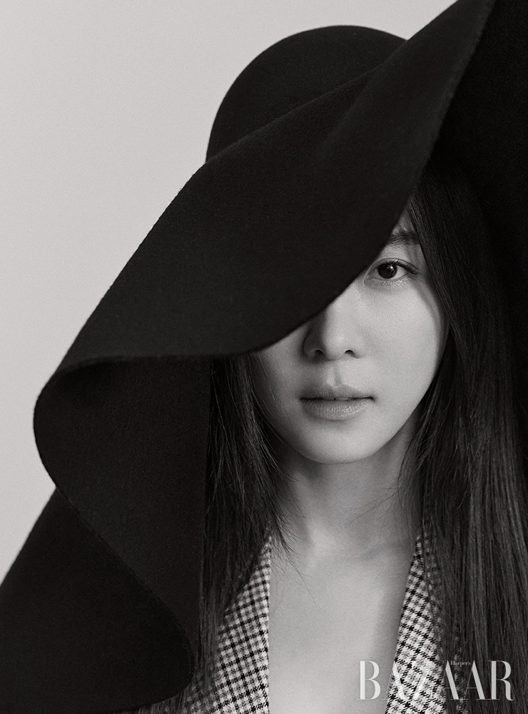 의상은 모두 Givenchy.