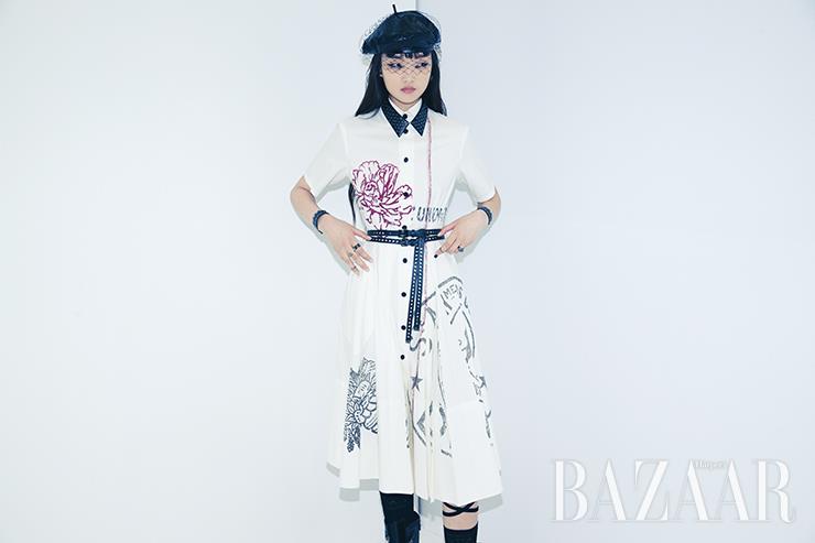 윤보미가 백스테이지 한편에서 포즈를 취하고 있다. 