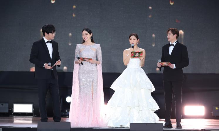 4MC 성시경, 이다희, 박소담, 닉쿤 / 골든디스크 어워즈 사무국