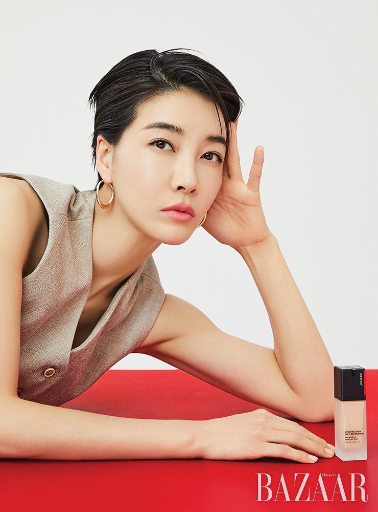 베스트는 Grove. 링 귀고리는 Tatiana Jewelry.