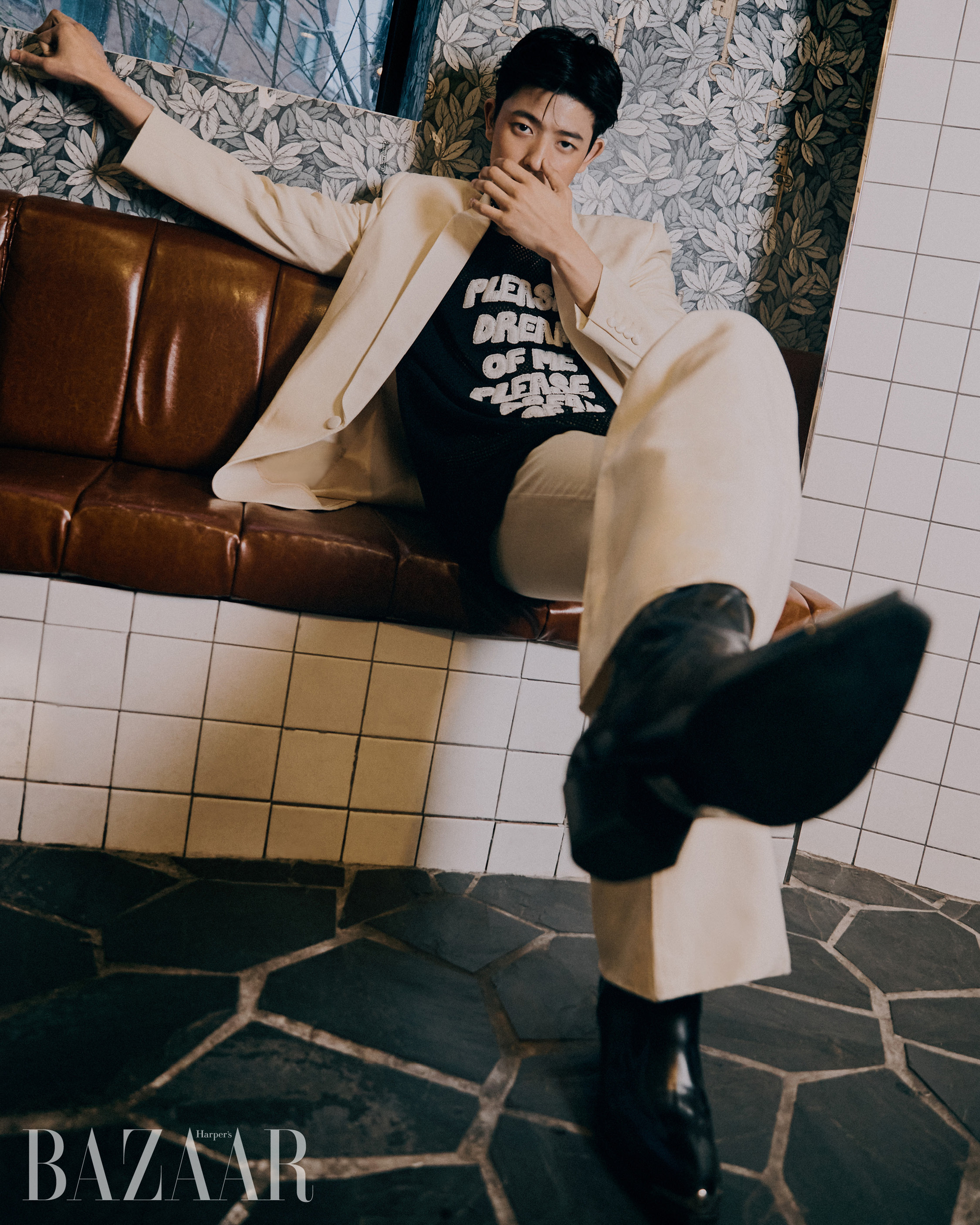 재킷, 메시 소재 톱, 팬츠, 부츠는 모두 Celine Homme by Hedi Slimane.