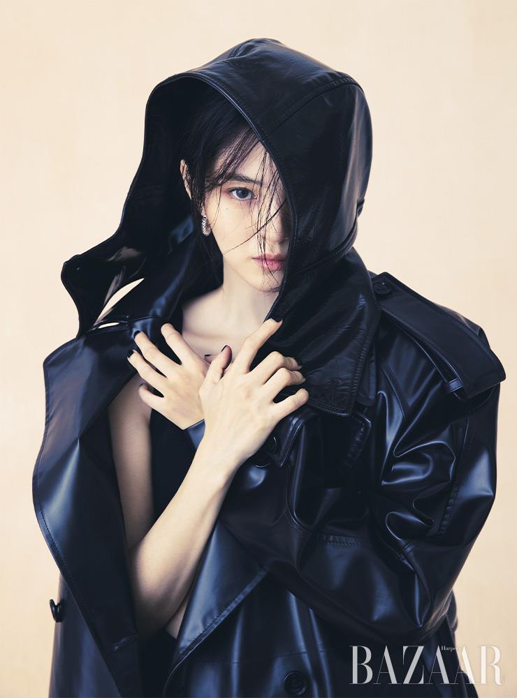 후디 레더 트렌치코트, 귀고리는 Bottega Veneta.