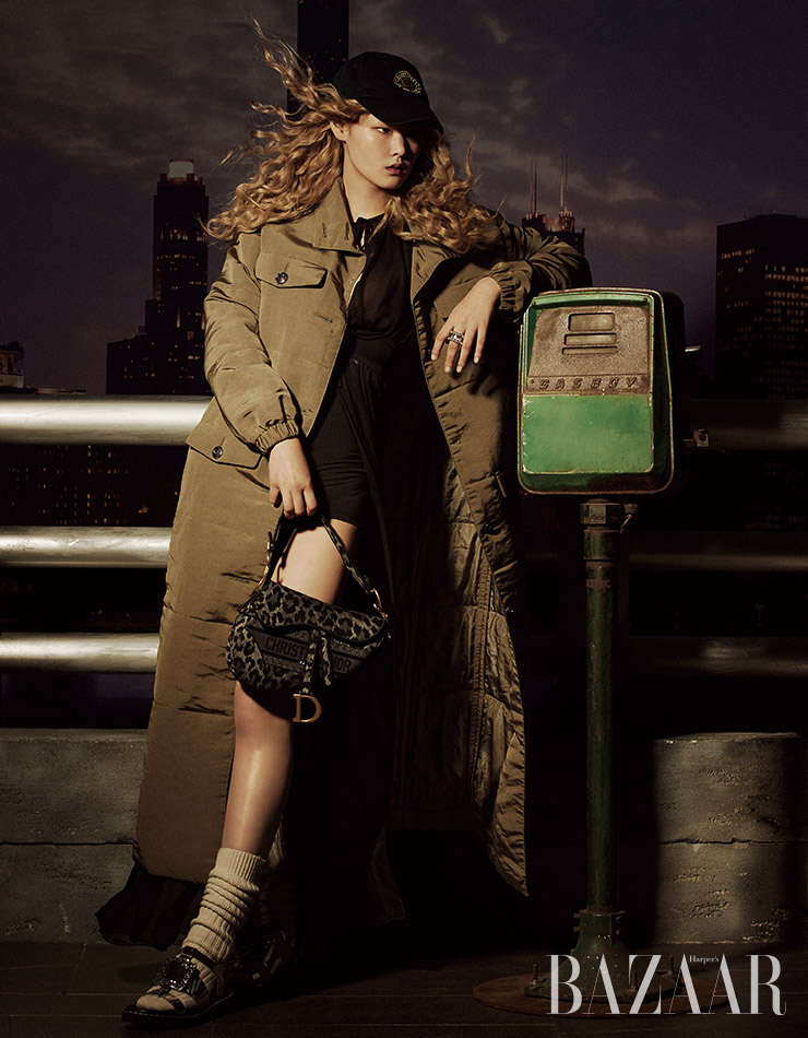 롱 코트, 드레스는 Chanel. 볼 캡은 Balenciaga. 반지는 Bottega Veneta. 새들 백은 Dior. 양말은 Miu Miu. 샌들은 2백만원대 Roger Vivier.