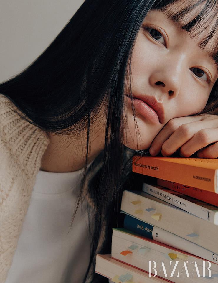 카디건은 The Open Product. 티셔츠는 스타일리스트 소장품.