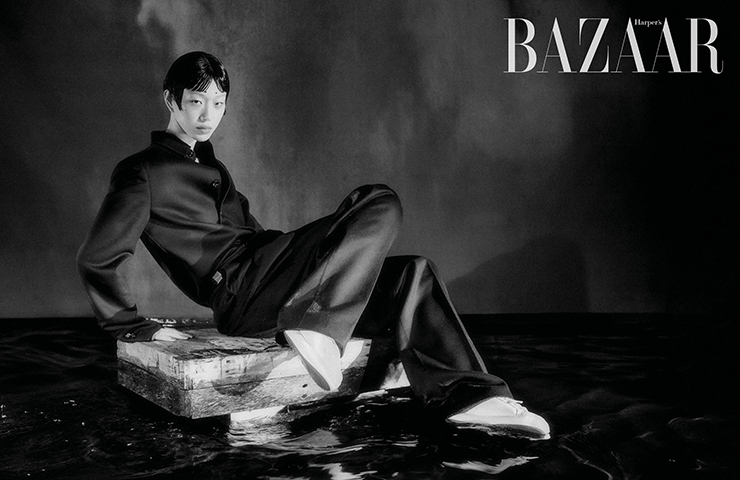 재킷, 팬츠, ‘필로우’ 스니커즈는 모두 Bottega Veneta.