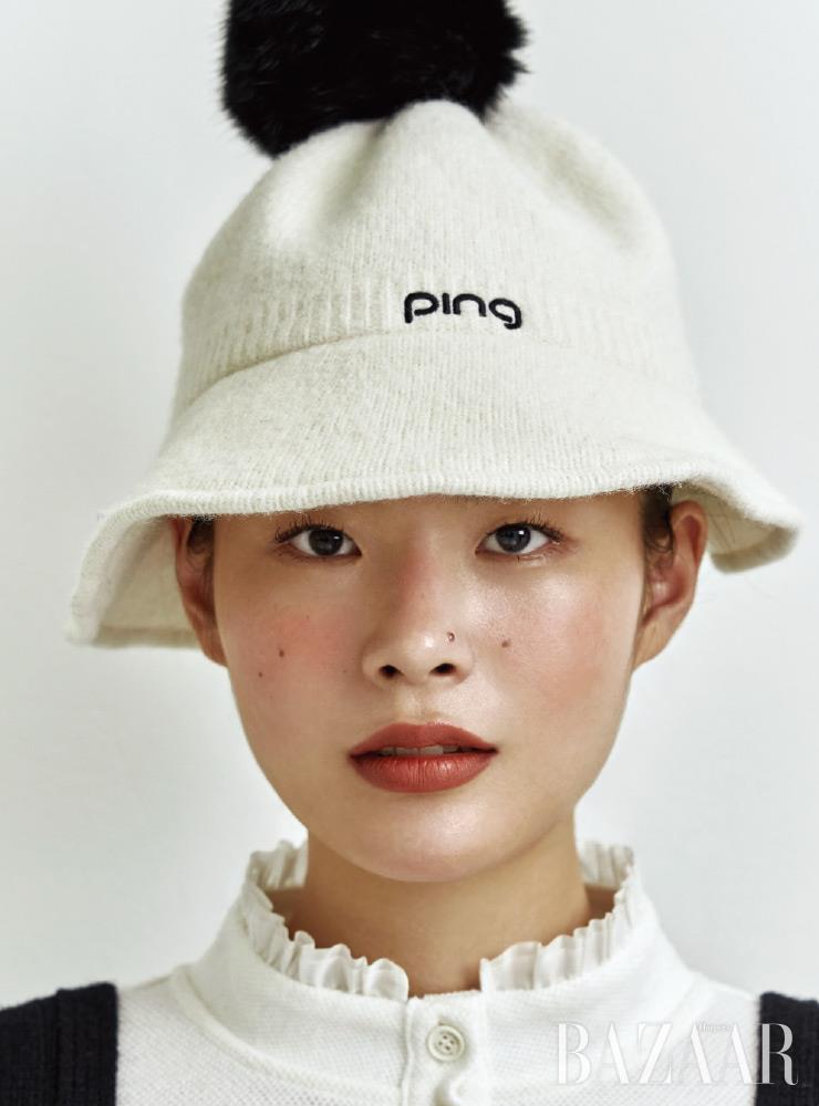 톱은 18만9천원, 니트 베스트는 19만9천원 My Color Is. 니트 모자는 11만원대 Ping Golfwear.