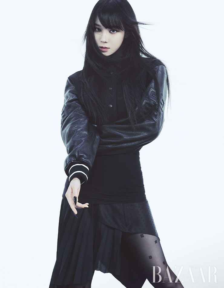 크롭트 보머 재킷, 하이넥 톱, 플리츠 스커트, 스타킹은 모두 Givenchy. 