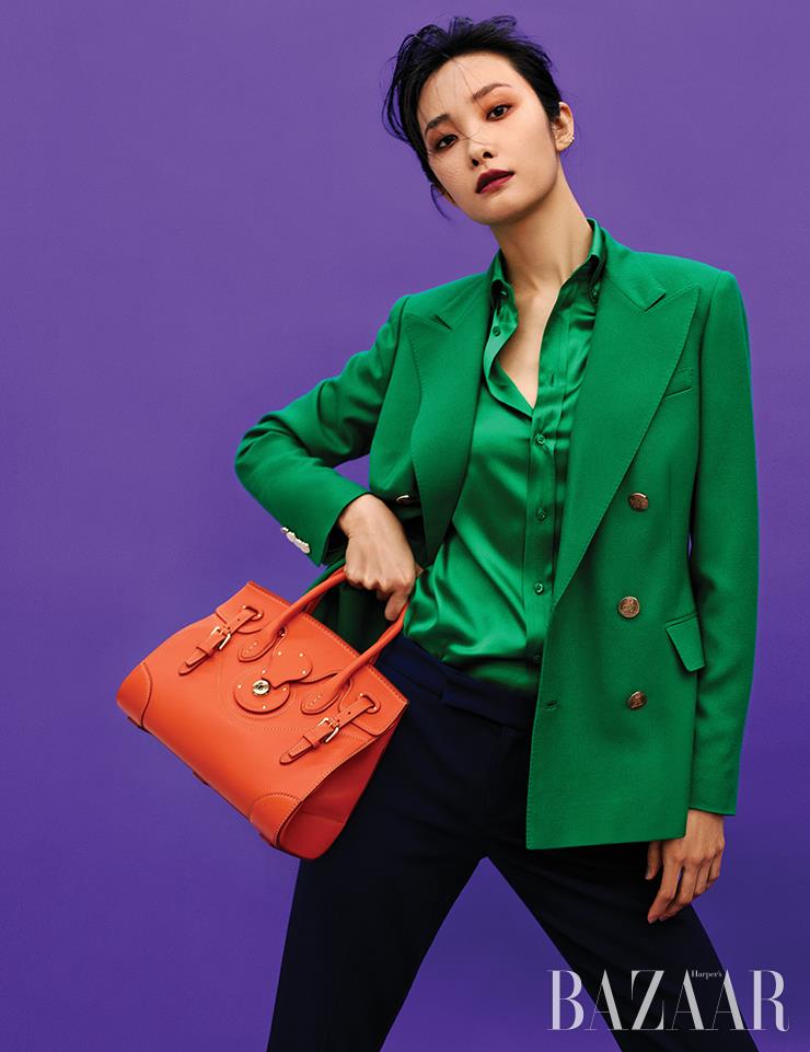 캐시미어 재킷, 카메론 셔츠, 팬츠, ‘소프트 리키 27’ 백은 모두 Ralph Lauren Collection.
