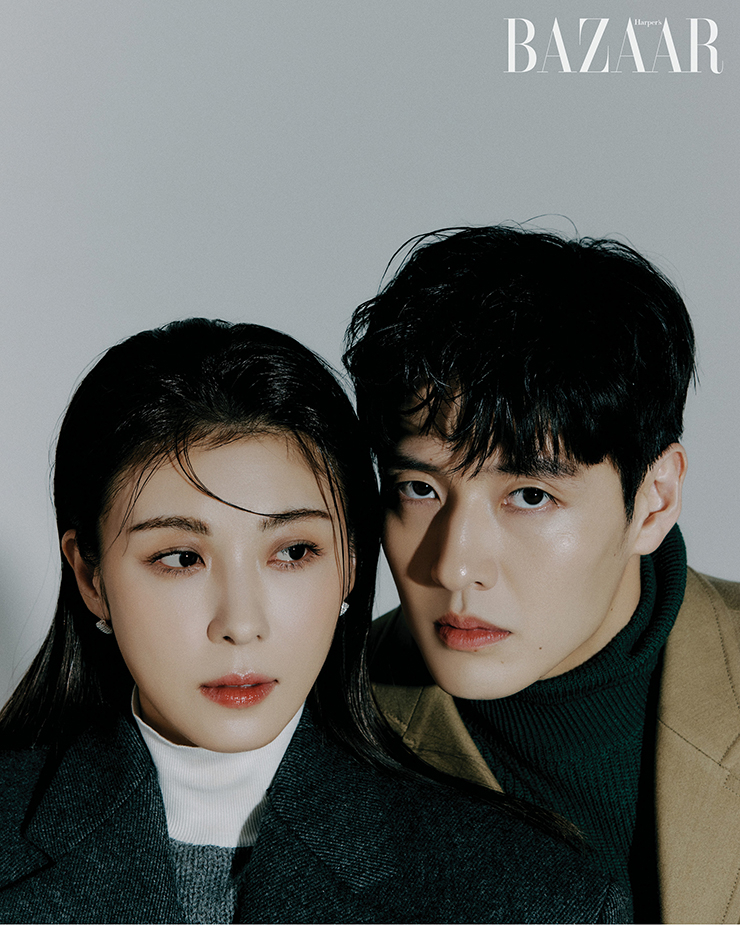하지원이 입은 재킷, 톱은 Prada. 귀고리는 Roaju. 강하늘이 입은 세트업은 Recto. 터틀넥은 Ferregamo.