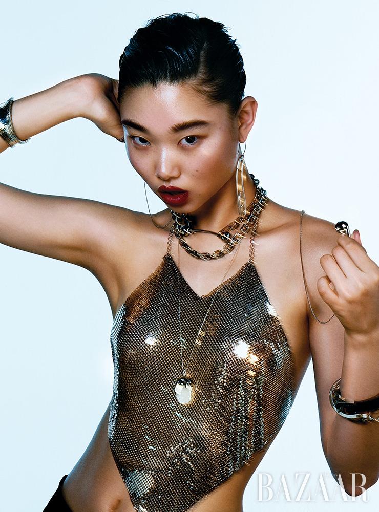 싱글 귀고리는 Hermes. 손에 든 이어폰 형태의 목걸이는 24만8천원, 체인 목걸이는 31만8천원 모두 Portrait Report. 바벨 피어싱 초커는 9만5천원 Oht NYC. 원석 목걸이는 12만5천원 1064 Studio. 왼팔에 낀 레더 팔찌는 Louis Vuitton Men’s Collection. 뱅글은 Saint Laurent by Anthony Vacarello. 오른팔에 착용한 뱅글은 John Hardy. 시퀸 톱은 Emporio Armani.