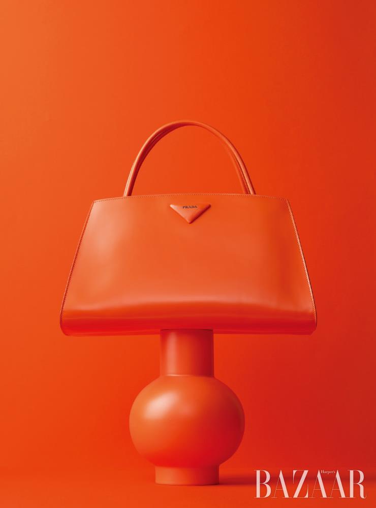 로고 디테일 백은 가격 미정 Prada. 화병은 15만원 Raawii by The Conran Shop.