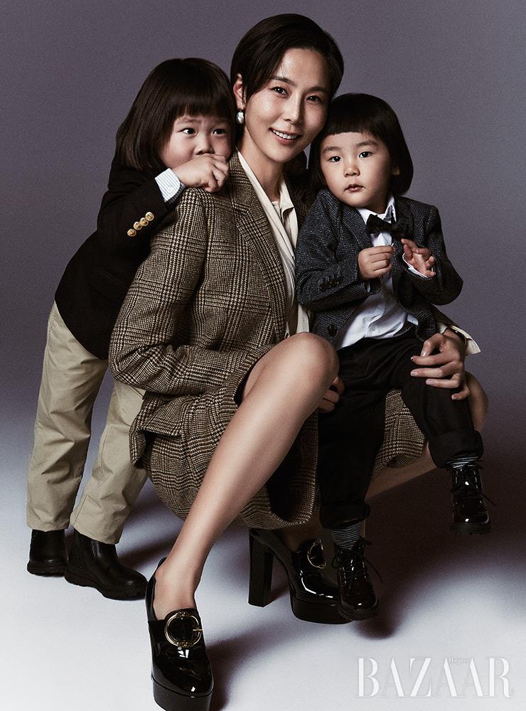 김나영이 입은 재킷, 셔츠, 팬츠, 슈즈, 귀고리는 모두 Celine. 신우가 입은 셔츠, 재킷, 치노팬츠, 넥타이는 모두 Polo Ralph Lauren. 부츠는 Zara. 이준이가 입은 셔츠, 재킷, 팬츠, 보타이는 모두 Emporio Armani. 부츠는 Zara.