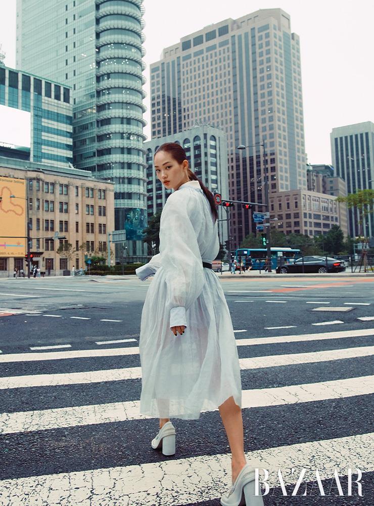 블라우스, 스커트, 이너로 입은 보디수트, 벨트, 펌프스는 모두 Tod’s.